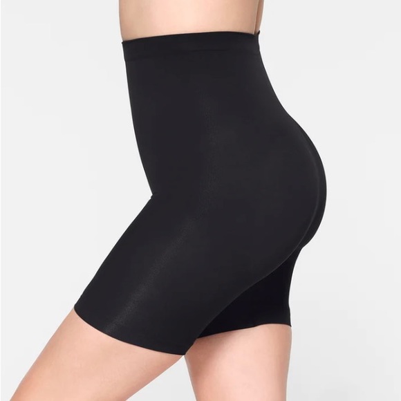 👸🏻 NWOT! SKIMS Seamless Sculpting Mid Thigh Shorts - Picture 3 of 5